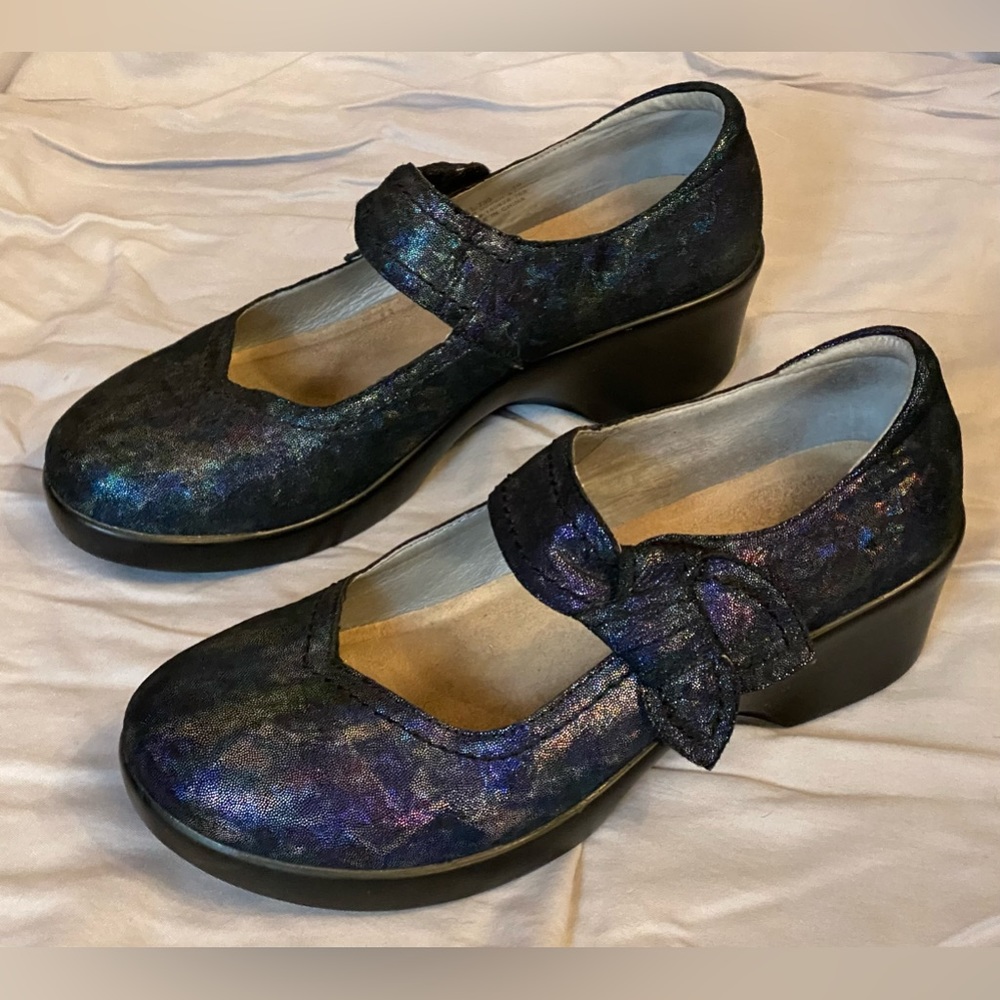 Alegria Women's Ella Mary Jane Pump sz 39 (8) dark color changing leather heels